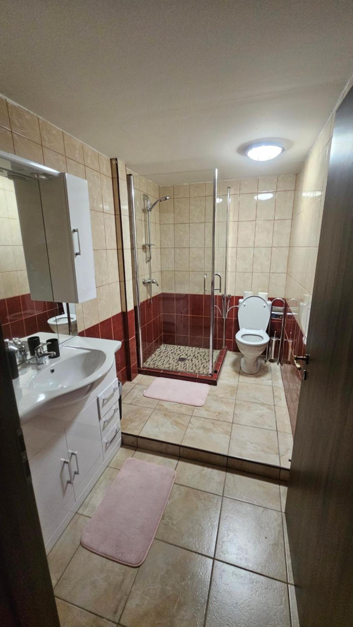 Reni Apartment *