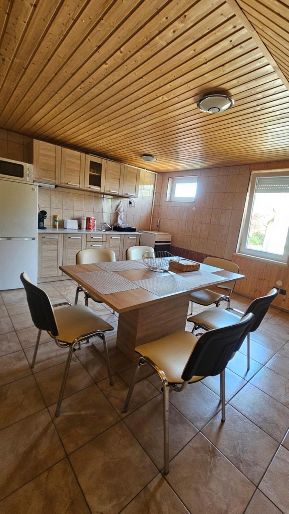 Reni Apartment *
